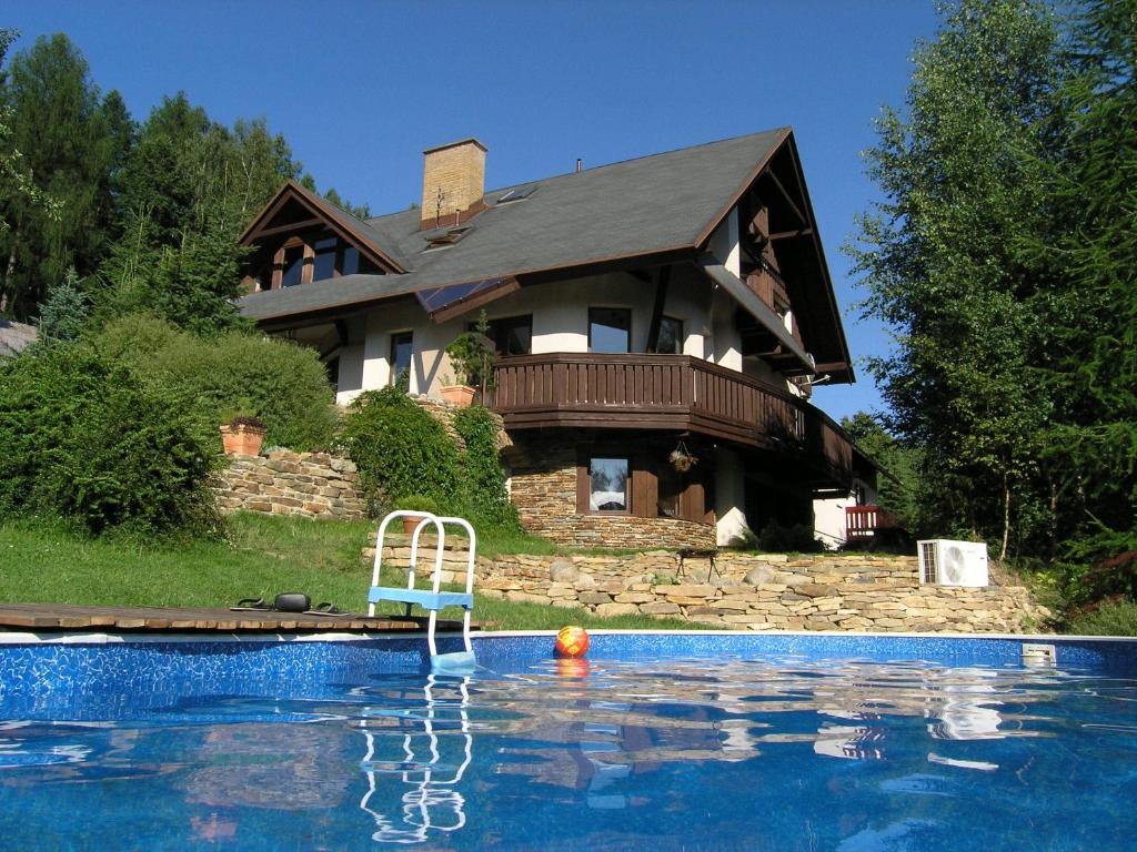 捷克布杰约维采木屋公寓的房屋前有游泳池的房子