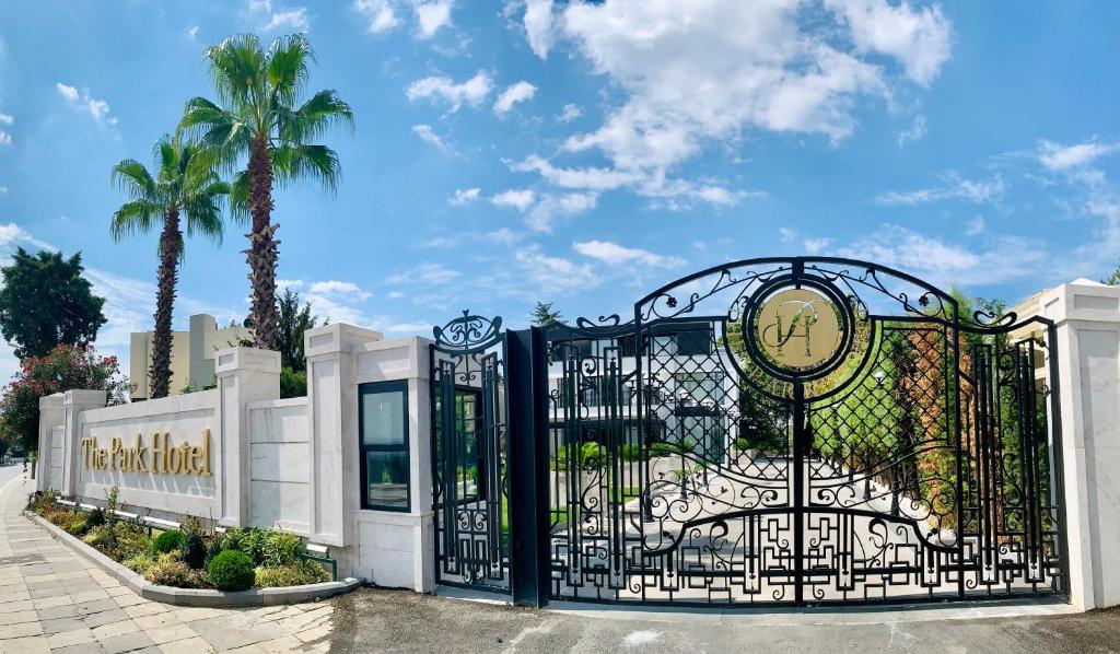 图兹拉伊斯坦布尔公园酒店的棕榈树建筑前的大门
