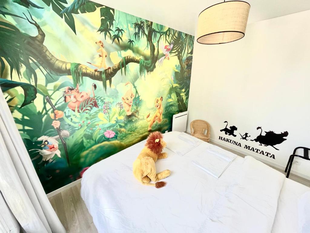 马尼库尔勒翁格尔Lovely Disney House的卧室床上的泰迪熊