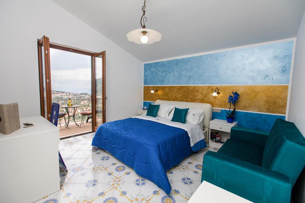 阿杰罗拉Panariello Palace的一间卧室配有蓝色的床和椅子