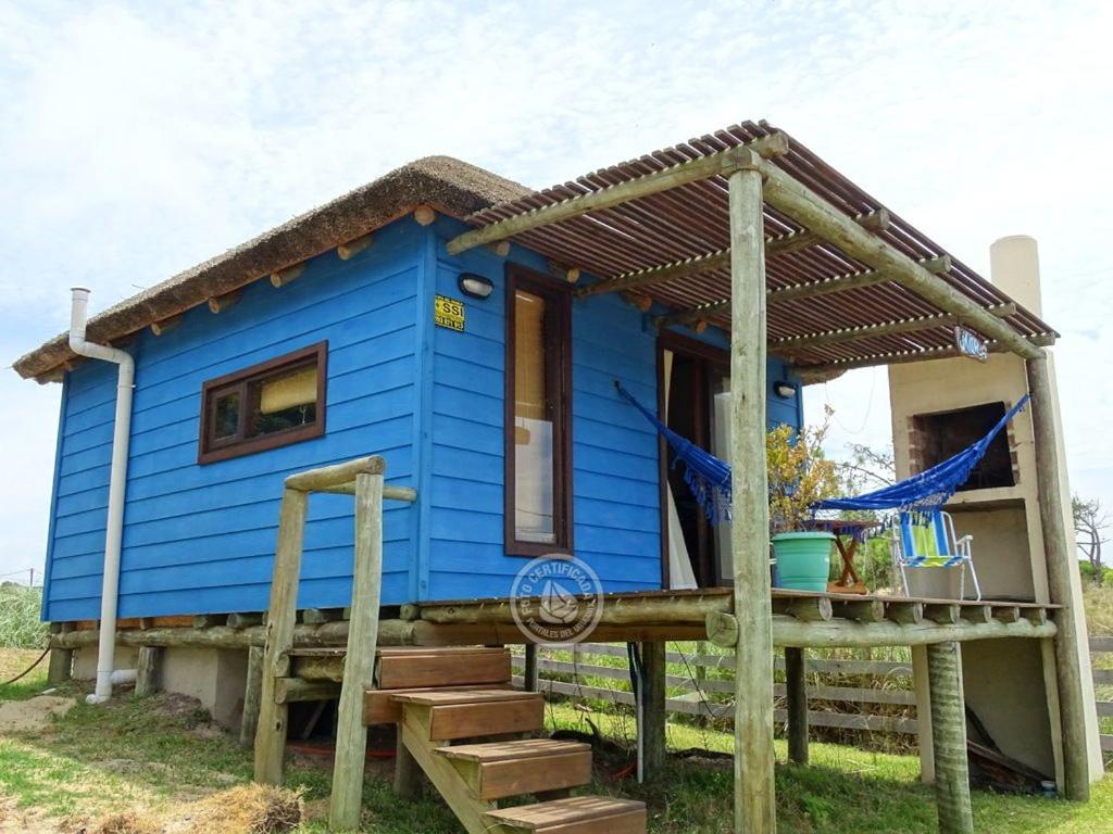 德尔迪阿布罗角Mar的蓝色的小房子,设有门廊和楼梯