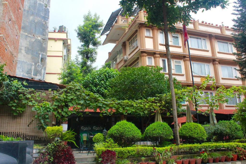 加德满都遇见尼泊尔&spa酒店的前面有大量植物的建筑