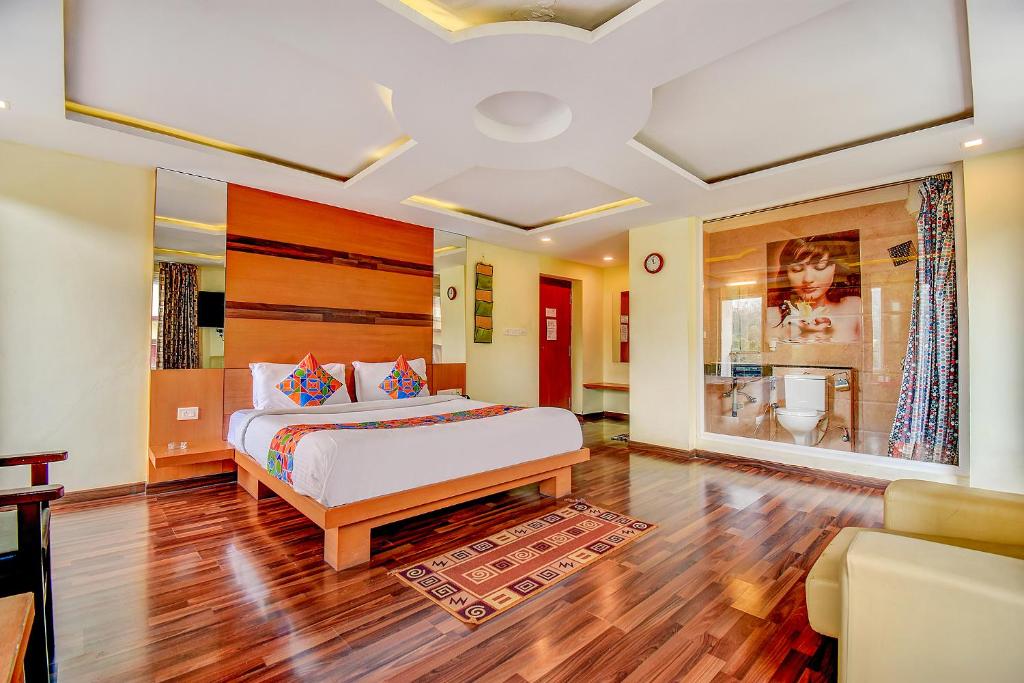 科代卡纳尔FabHotel Abirami Grand Inn的一间卧室设有一张床和一间客厅。