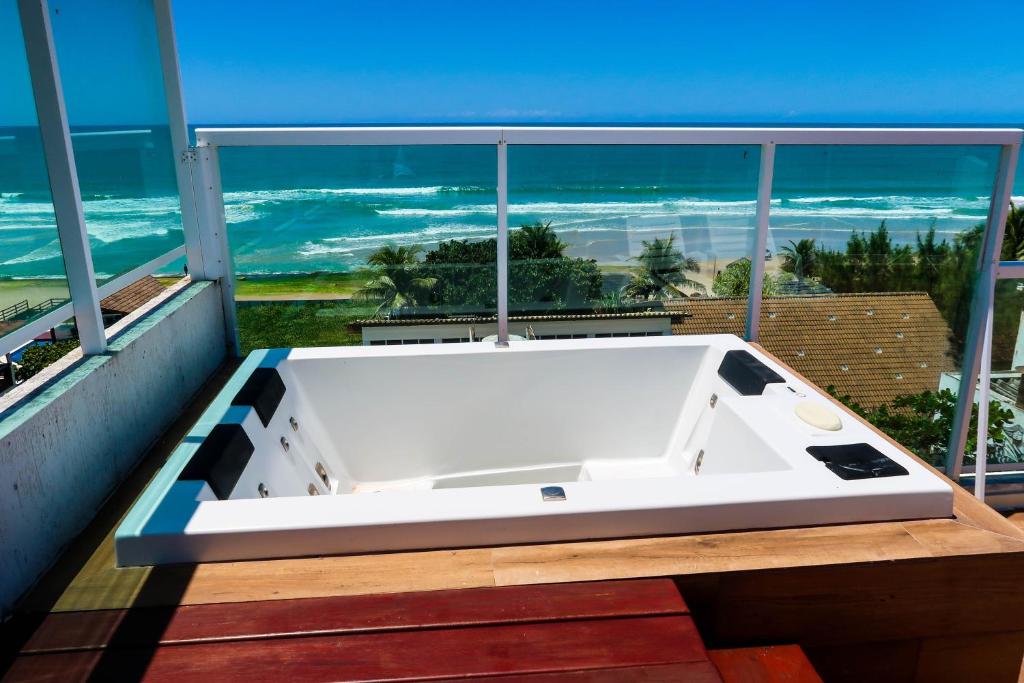 嘎林海斯港Terra Nostra Residence的海景阳台上设有浴缸。