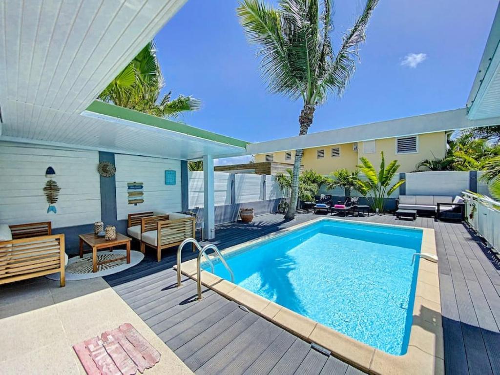 东方湾Villa Zandoli, walkable Orient Bay beach, private pool的一座房子后院的游泳池