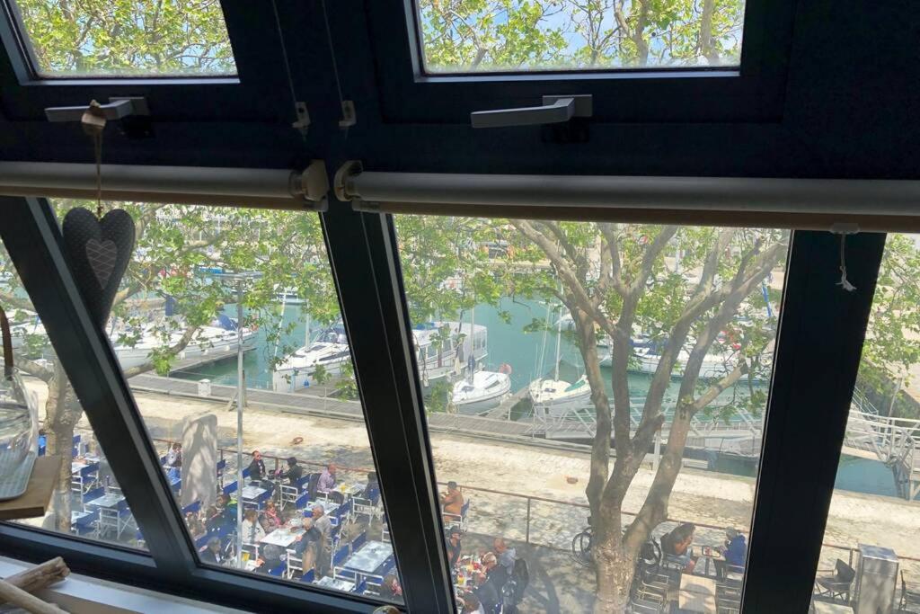 拉罗谢尔le Gabut vue port的从带船只的码头的窗户欣赏美景