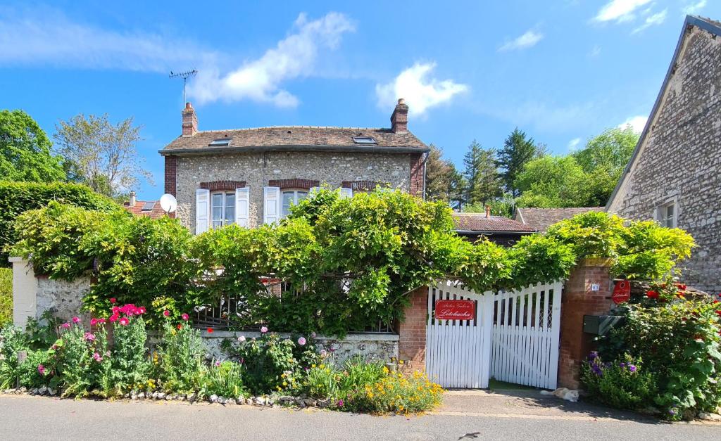 吉维尼Le petit nid d'aigle - Giverny的砖屋,有白色的围栏和鲜花