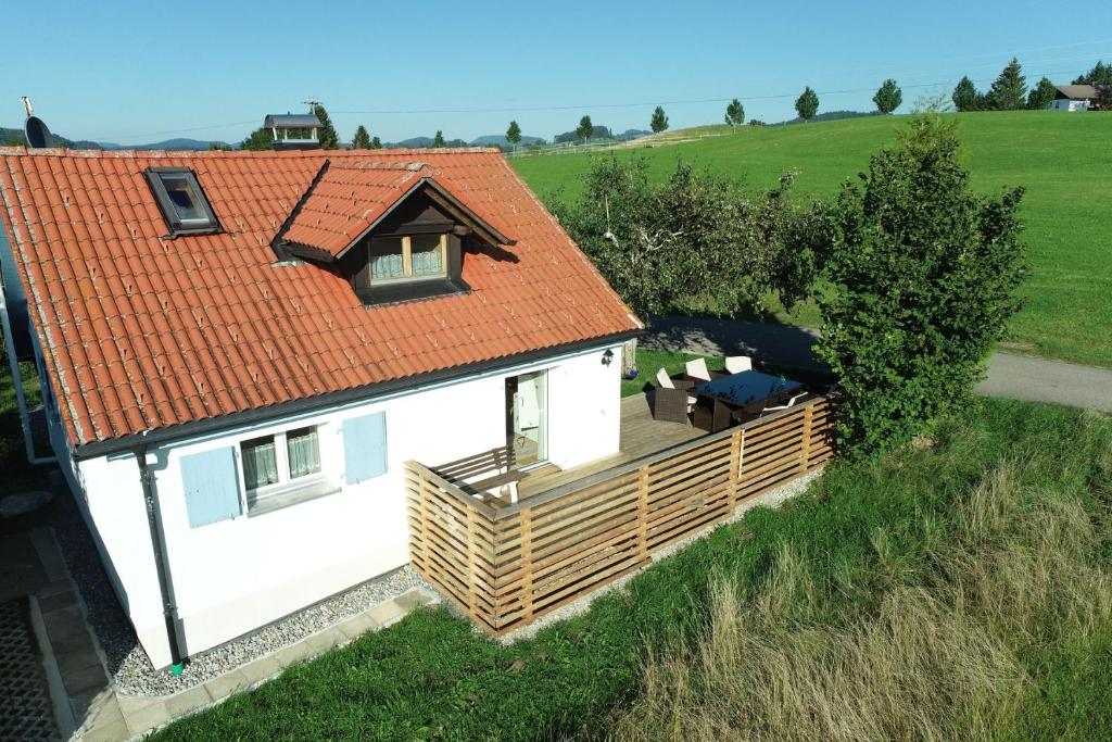 上罗伊特Knuschbrhaisle的一座白色的小房子,拥有橙色的屋顶