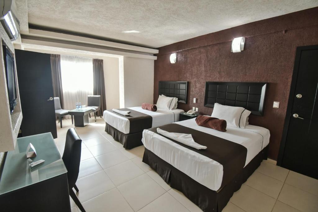 瓜达拉哈拉波多诺伏广场中央酒店的酒店客房配有两张床和一张书桌