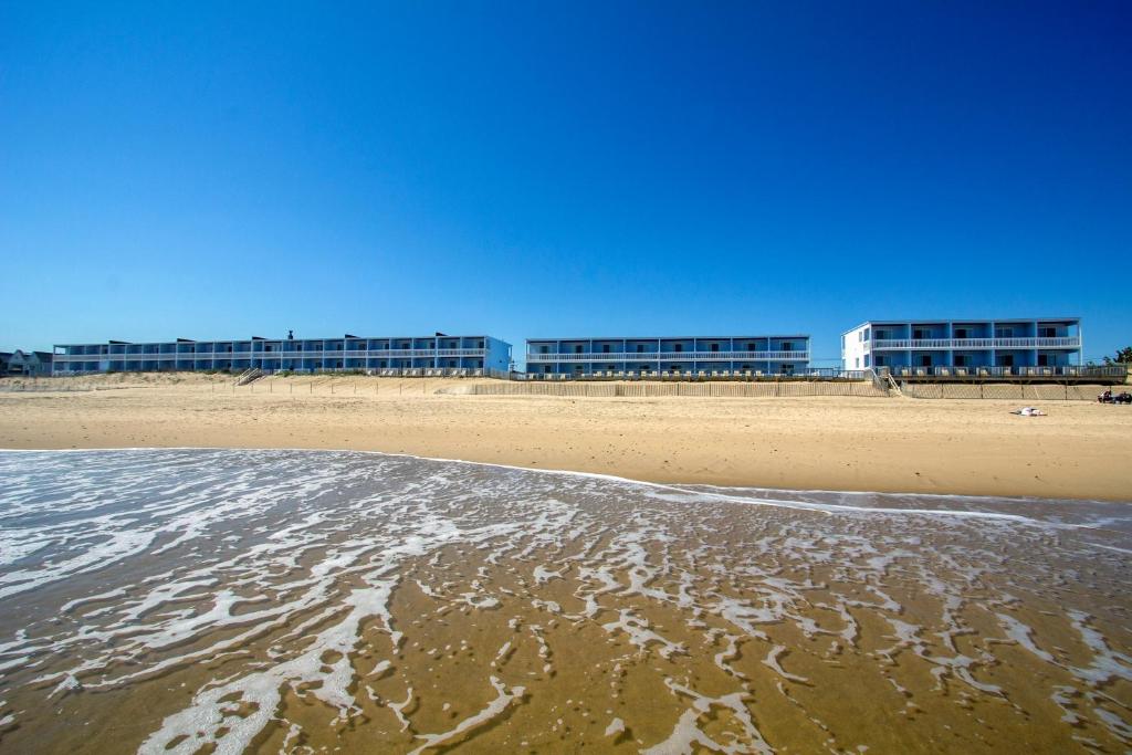 蒙托克蒙托克蓝色酒店的一座海滩,其建筑背景和海洋