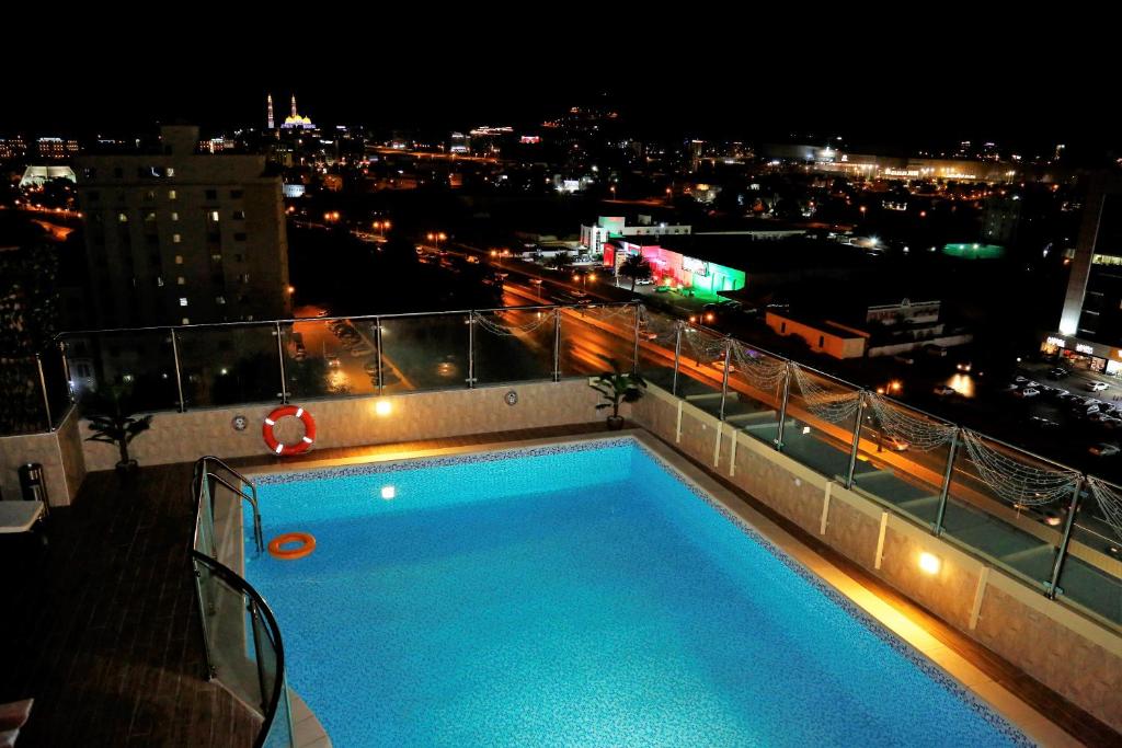 马斯喀特The Palace Hotel - فندق القصر的一座建筑物屋顶上的游泳池