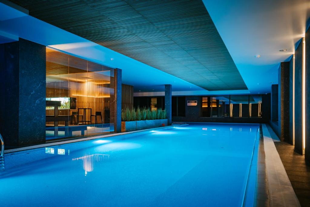 哈普萨卢Hestia Hotel Haapsalu SPA的一座建筑物中间的游泳池