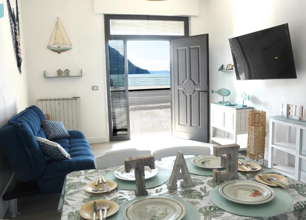 CastroParadise Lake的客厅配有蓝色的沙发和桌子