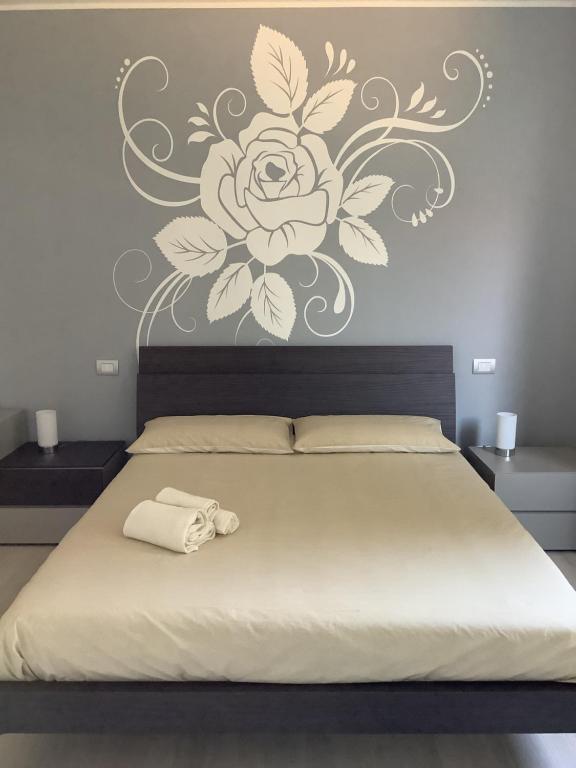 阿佐诺圣保罗VILLAFIORE的卧室配有一张挂着花壁画的床。