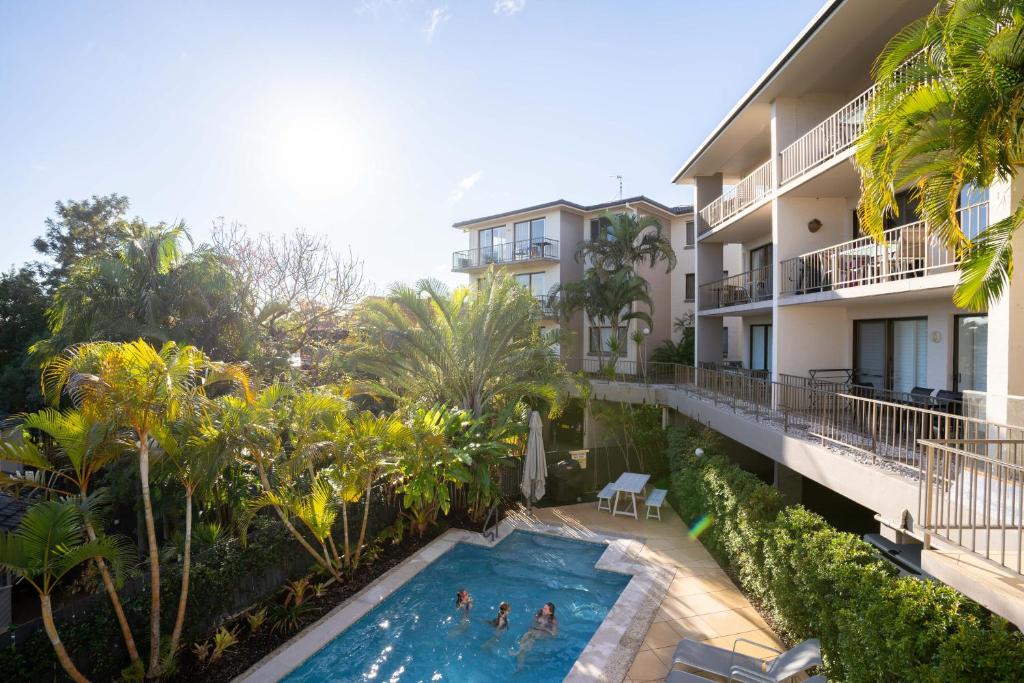 努萨角缪纳假日公寓的享有酒店空中美景,设有游泳池