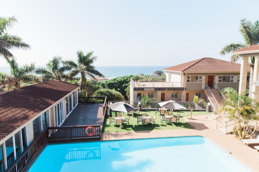 Umtentweni树下酒店及会议中心的享有带游泳池的房子的景色