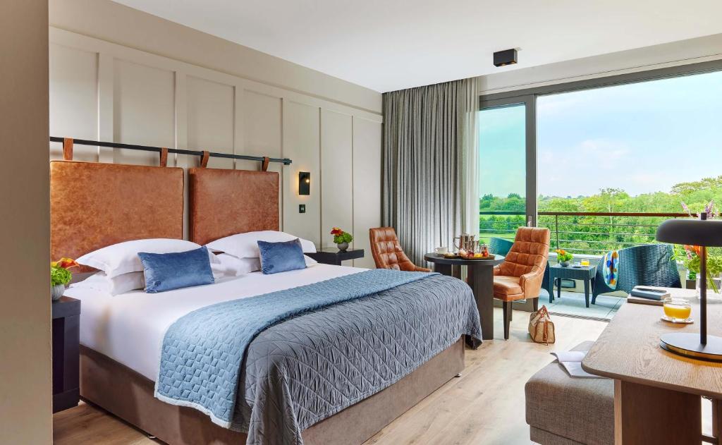 戈里斯富尔德酒店及spa度假村的酒店客房设有一张床和一个阳台。