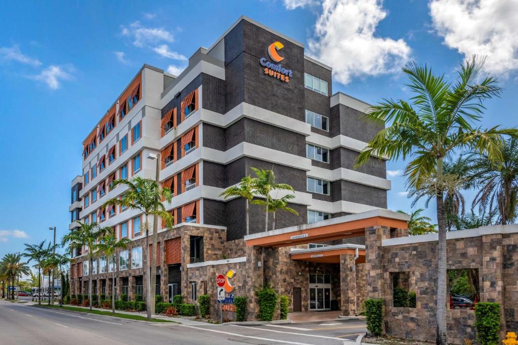 达尼亚滩Comfort Suites Fort Lauderdale Airport & Cruise Port的月牙酒店Spa的 ⁇ 染