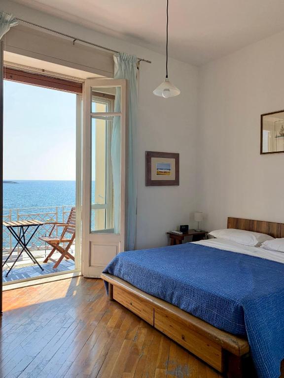 萨普里Mare Blu的一间卧室配有一张床,享有海景