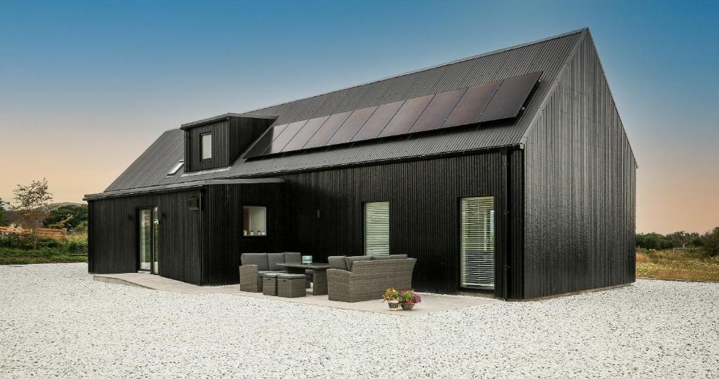 布罗德福德Black Barn Skye - Contemporary 3 bed / 4 bath home的黑色房子,有黑色屋顶