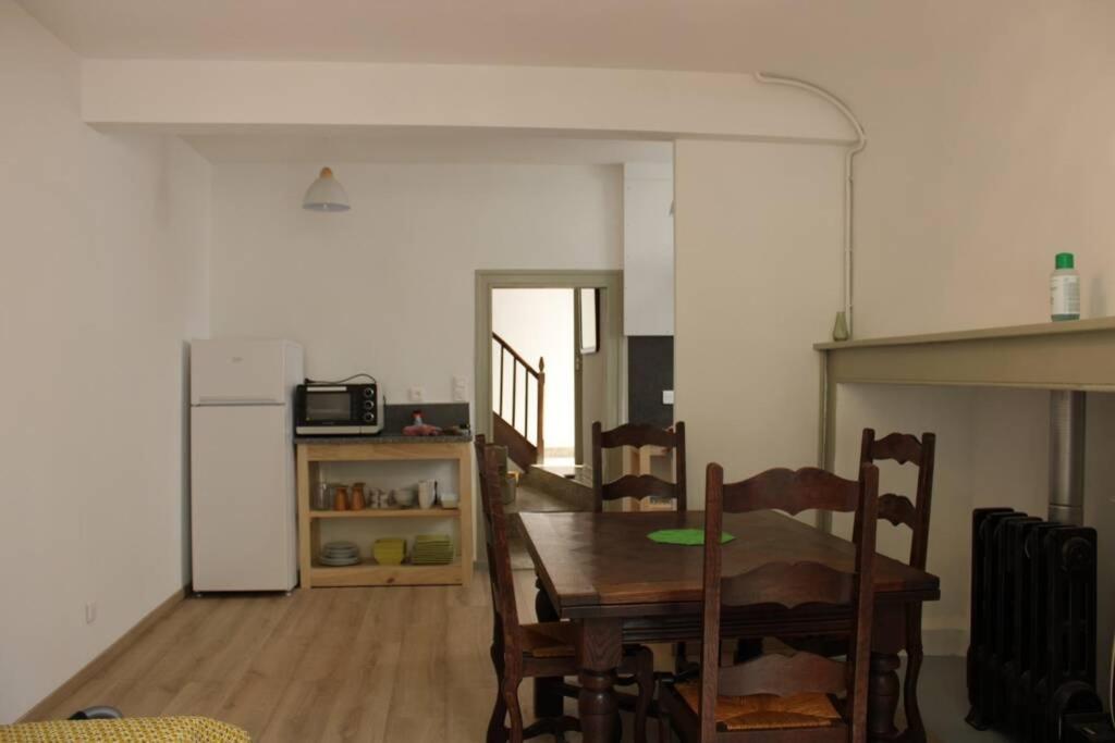 Saint-LizierLa Maison Angelina的厨房以及带桌椅的用餐室。