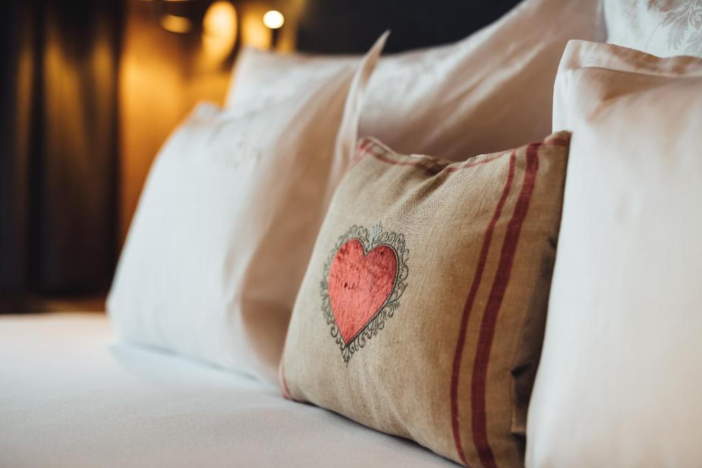 瑟弗浩斯洁白的生活公寓的床上的红色心枕和白色枕头