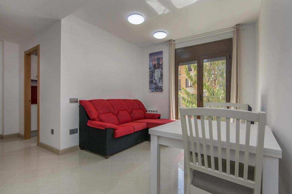 曼雷沙Apartamento ideal en Manresa的客厅配有一张带红色毯子的沙发