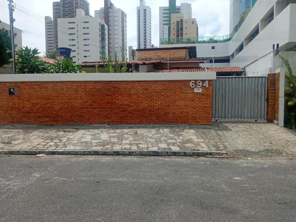 若昂佩索阿Casa do Fábio的城里带门的砖墙