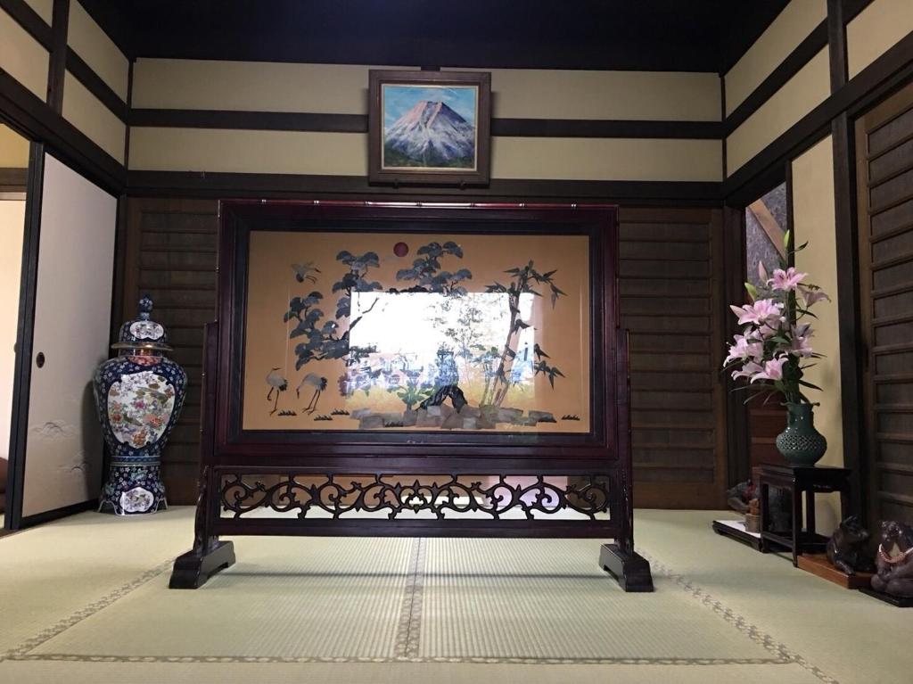 笛吹市Fukurou no Oyado - Vacation STAY 71243v的墙上挂着一张画框的房间