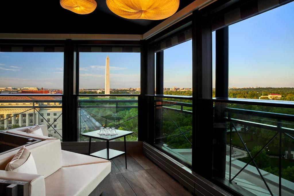 华盛顿Hotel Washington的一间享有艾菲尔铁塔景色的客厅