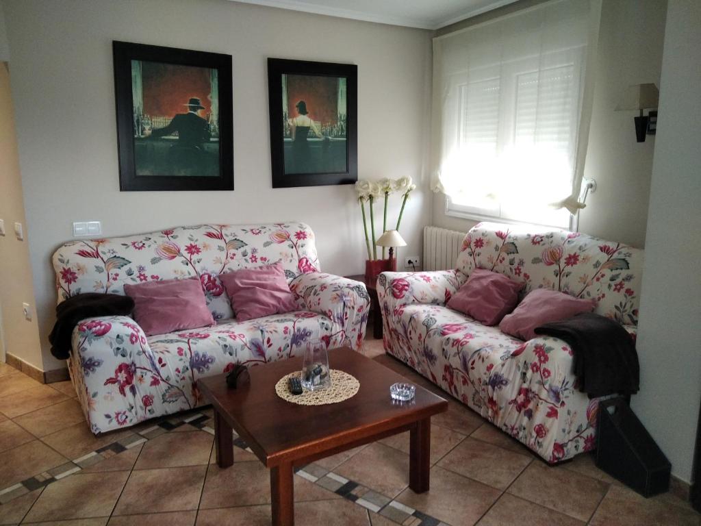 布龙查莱斯apartamento lahuerta的客厅配有两张沙发和一张桌子