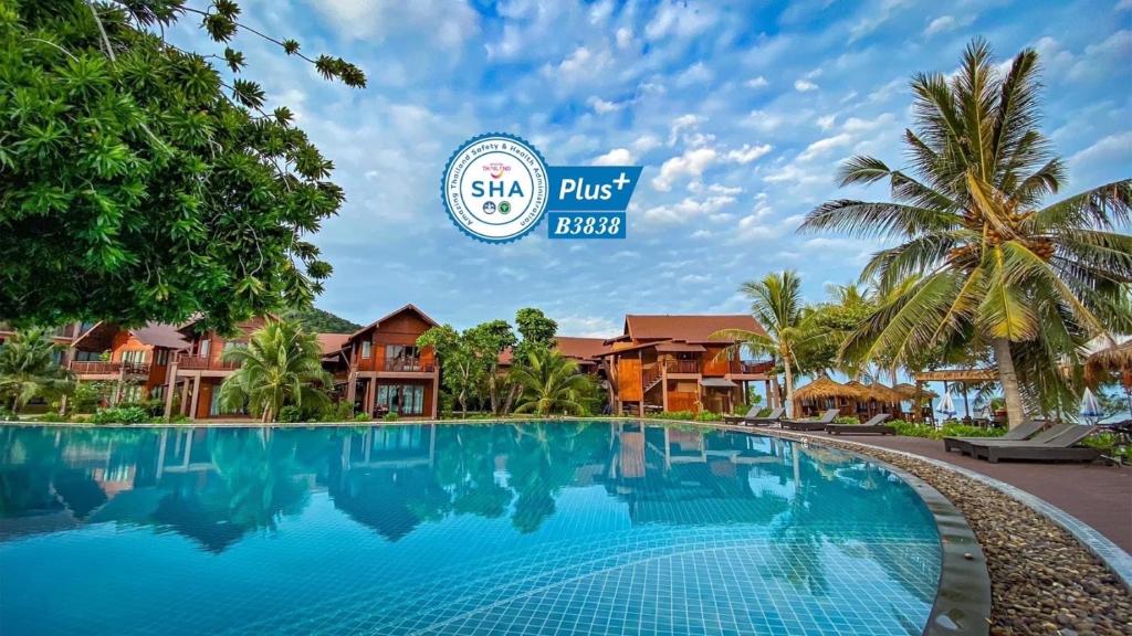 美翰Koh Ma Beach Resort - SHA Extra Plus的享有度假村游泳池的景致