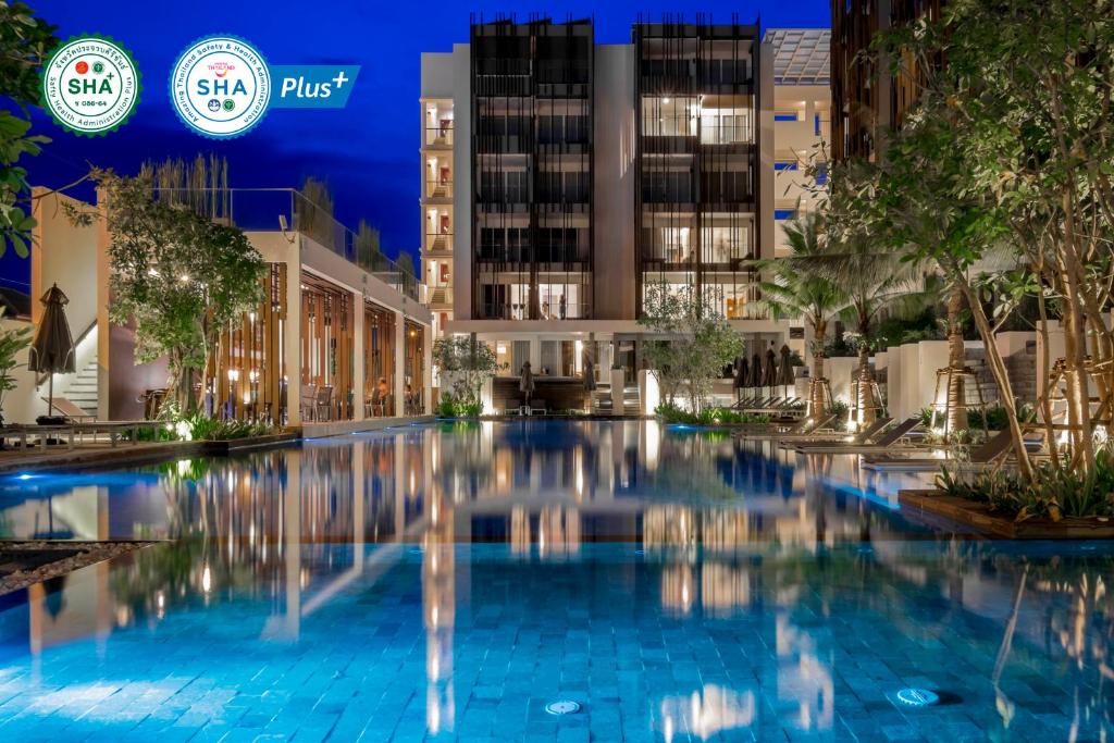 华欣G 华欣度假酒店及购物中心的城市中心的一个游泳池