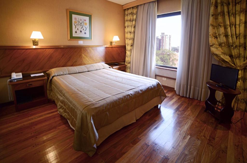 亚松森希尔高级套房酒店的酒店客房设有床和窗户。