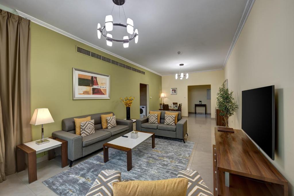迪拜Radiance Premium Suites的带沙发和电视的客厅