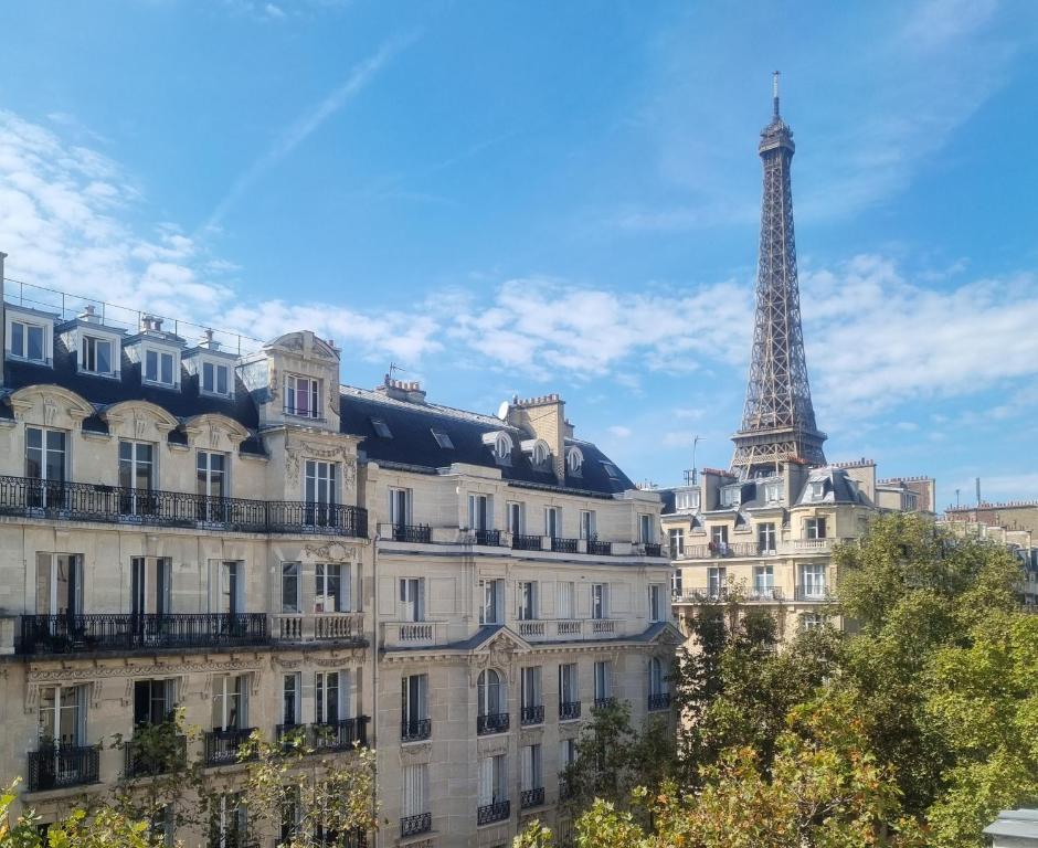 巴黎肯辛顿埃菲尔酒店的一座以艾菲尔铁塔为背景的建筑