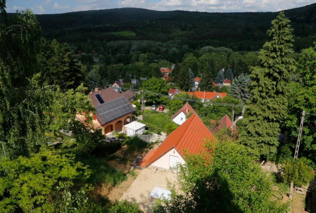 欧尔菲T&K 1 Vendégház Orfű的享有橙色屋顶房屋的空中景致