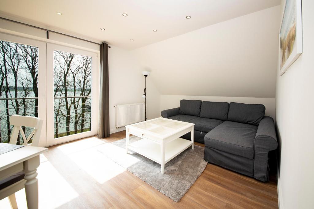 拉本基尔兴-福吕克Appartement Schleipanorama的客厅配有沙发和桌子