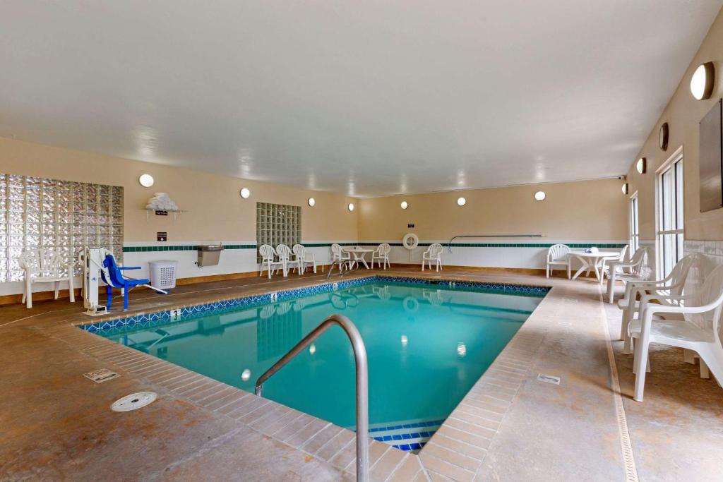 梅德福康福特茵南梅德福旅馆的游泳池位于酒店客房内,配有桌椅