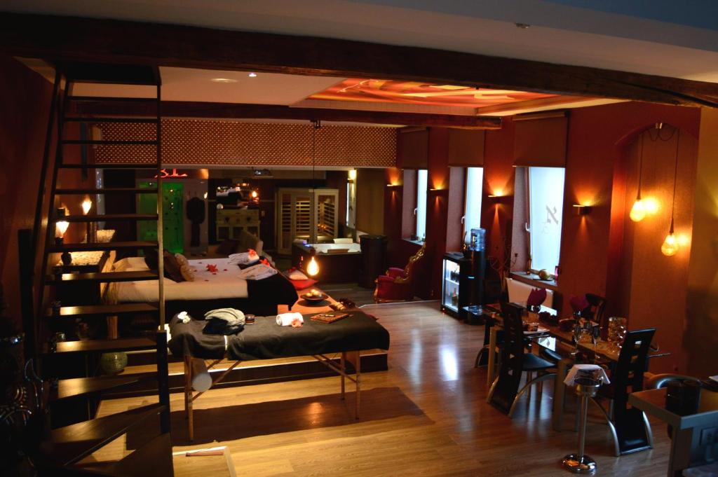韦尔维耶Le BELLEA的一间带双层床的房间和一间客厅
