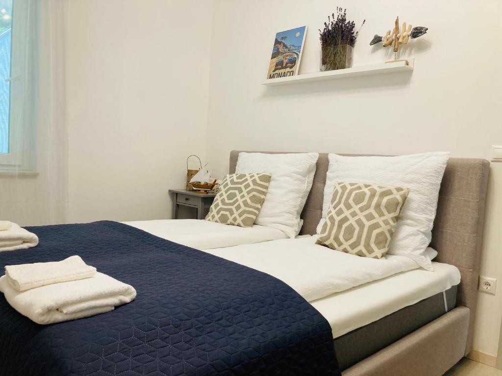 巴拉顿城堡ZAWIA APARTMAN的一间卧室配有一张带蓝色毯子和枕头的床。