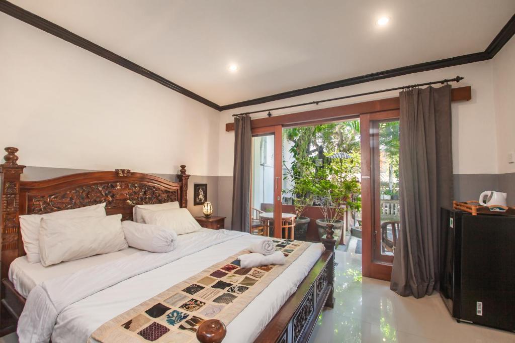 库塔Pondok Taksu Bali的一间卧室,配有一张带棋盘的床