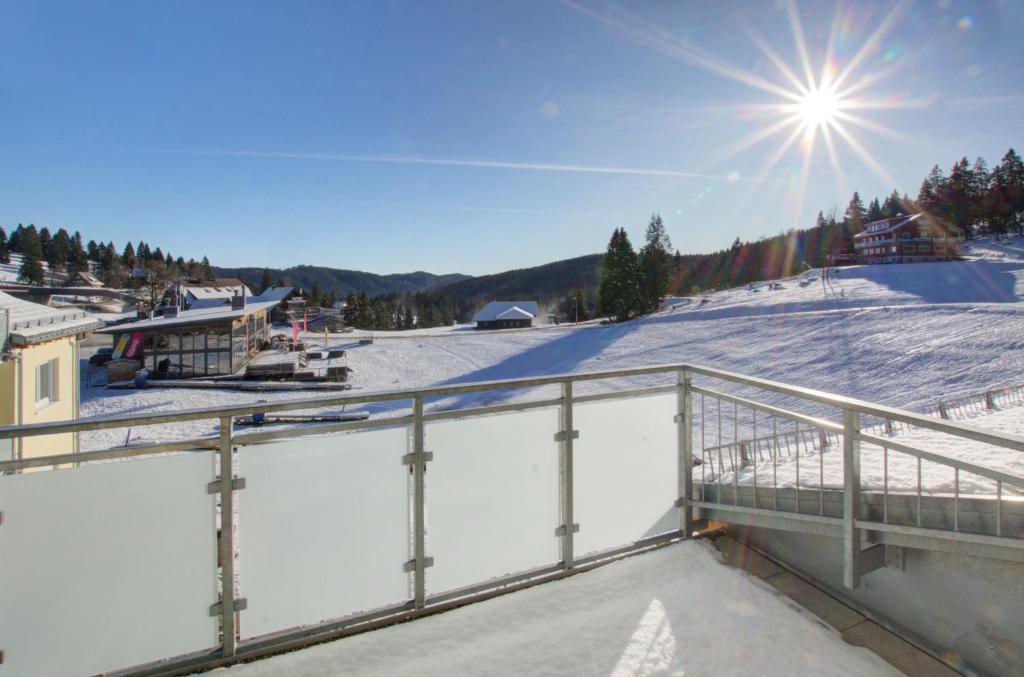 费尔德伯格Black 305的享有雪覆盖的滑雪场和阳光的景致