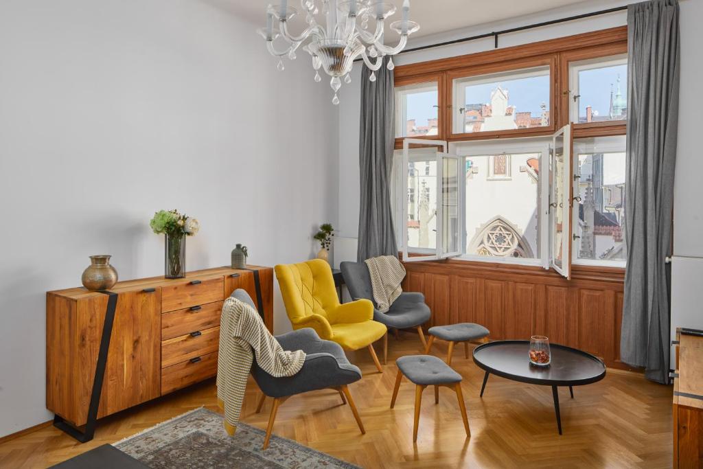 布拉格Lavish Apartment in Old Town by Prague Days的客厅配有椅子、桌子和吊灯。