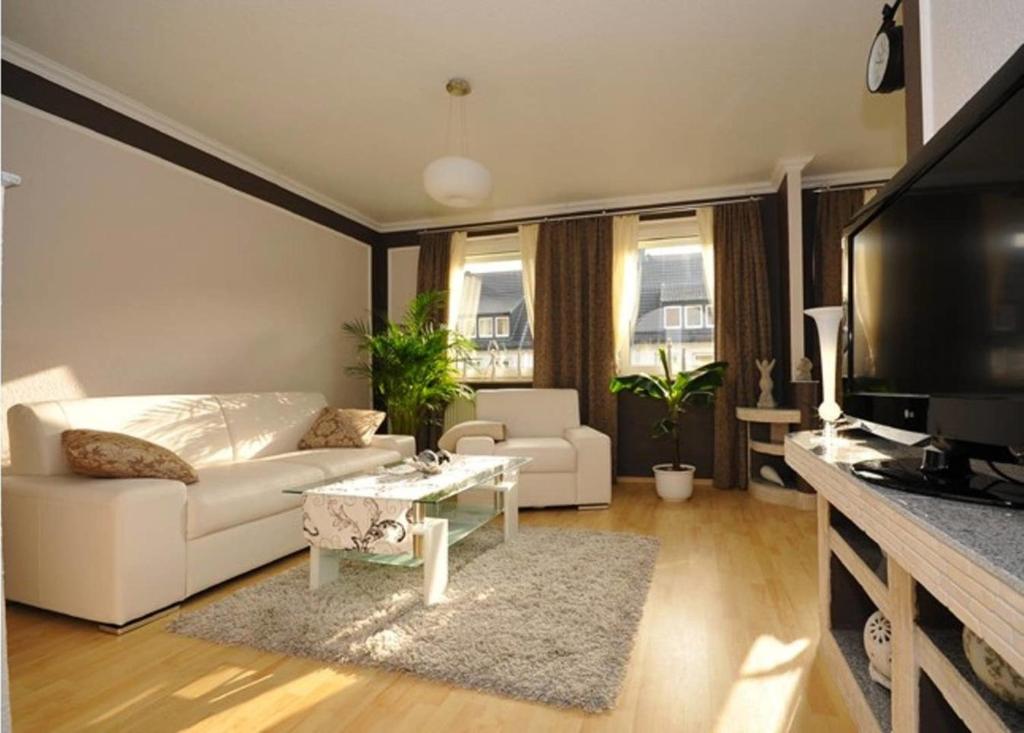 不莱梅Deluxe Apartments Bremen Typ C的客厅配有白色沙发和电视