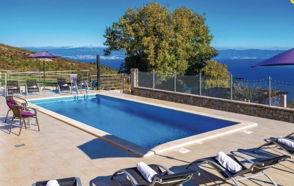 ZagorjeGorgeous sea-view VillaSol with pool & BBQ的一个带躺椅和无边际游泳池