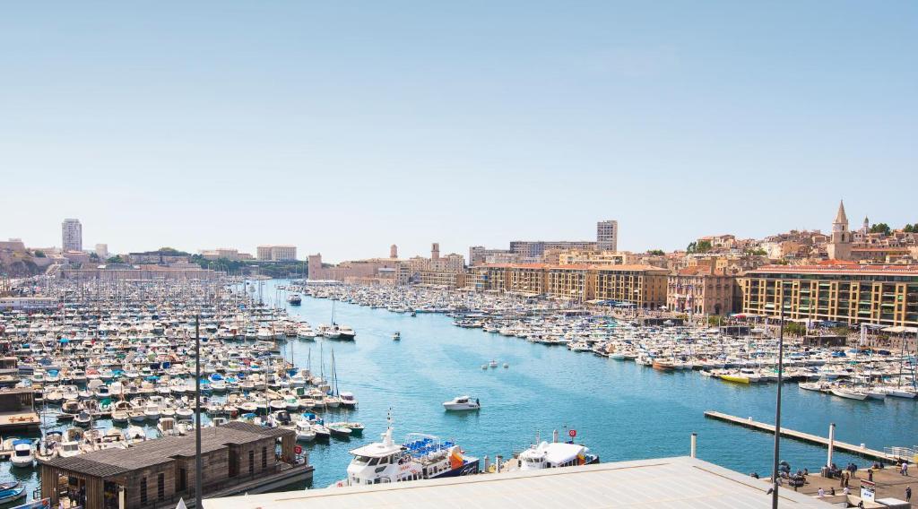 马赛Hôtel Life Marseille VP - Vieux Port的水中满是船只的港口