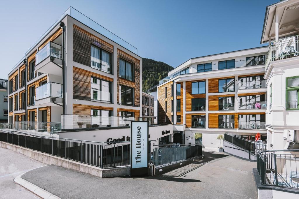 滨湖采尔The House Zell am See的一组建筑,前面有标志