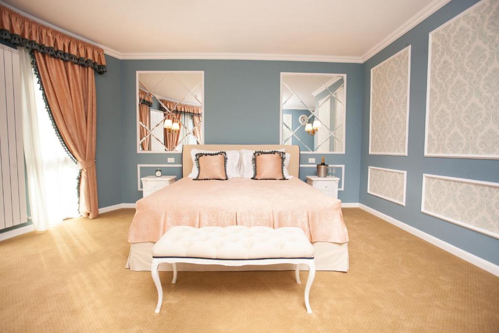 布加勒斯特精品拉斐特别墅的一间卧室设有一张床和蓝色的墙壁