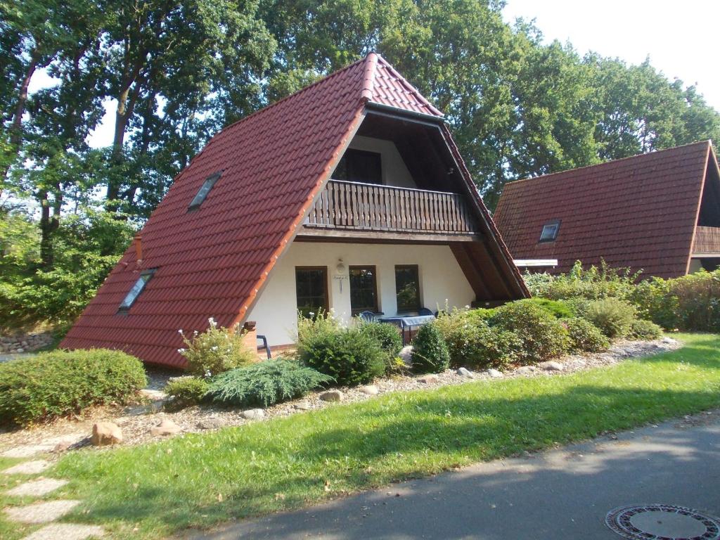 马尔洛Finnhäuser am Vogelpark - Haus Luise的街上有红色屋顶的小房子